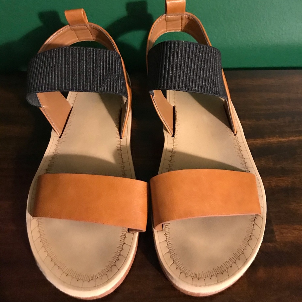 Neutral tan and black sandals | super comfortable!